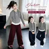 Conjunto de dos piezas a rayas para niña con sudadera a rayas de color contrastante y pantalones cargo, nuevo diseño elegante primavera/otoño 2026
