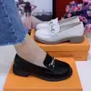 Sapatos Casuais Femininos de Couro Slip-On Plataforma Antiderrapantes Estilo Britânico Quadrados de Salto Baixo Venda Quente Primavera 2026
