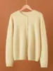Novo Cardigan de Malha Gola Redonda em Lã Cashmere Fio Grão Dourado Outono/Inverno 2026 com Botões de Pérola, Suéter de Lã Escovada Manga Longa