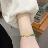 Novedad Pulsera con Colgante de Borla y Hebilla de Seguridad de Perlas Redondas Esmeralda que Realzan el Blanco para Mujer