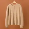 Novo Cardigan de Malha Gola Redonda em Lã Cashmere Fio Grão Dourado Outono/Inverno 2026 com Botões de Pérola, Suéter de Lã Escovada Manga Longa
