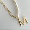 Lindo Elegante, Design de Luxo Acessível, Colar para Mãe com Pérola de Água Doce, Pingente de Aço Titânio Banhado a Ouro com 26 Letras, Corrente de Clavícula