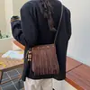 Bolsa Quadrada Pequena Retro Francesa com Franjas para o Dia a Dia Feminina Verão 2026 Nova Alta Aparência Superfície Macia Ombro Único Transversal Bolsa com Franjas