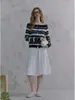 Camisa básica de malha listrada color-block estilo retrô francês, ombro a ombro, para mulheres, início do outono, madura e única, de manga comprida, com caimento solto