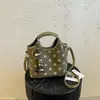 Bolso pequeño súper moderno, nueva colección otoño 2026, diseño único de lunares, bolso cruzado elegante y versátil, bolso tipo cubo de alta calidad