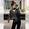 Suéter de tricô casual estilo coreano, cinza escuro, com decote V e acinturado, para mulheres, super popular no outono e inverno, top único e não convencional