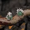 E1452 Estilo Coreano Diseño de Nicho Plata de Ley S925 Aventurina Verde Aretes de Botón para Mujeres Cuidado de Perforaciones en Orejas Aretes de Botón con Forma Irregular de Flor