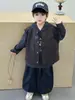 2222 Conjunto de Tres Piezas Chaleco de Cuero para Niños 2026 Nuevo Estilo Coreano Primavera/Otoño Sudadera con Capucha y Pantalones Deportivos Rayados para Niños