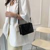 Bolso de hombro cruzado de cadena de verano 2023, bolso cuadrado pequeño de indentación a la moda, bolso de mano simple con hilo de bordado acanalado