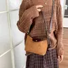 Bolso pequeño cuadrado vintage estilo coreano al por mayor para mujer, nuevo modelo otoño 2026, elegante bolso de hombro marrón, bolso cruzado para el día a día