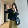 Elegante chaqueta corta de mezclilla con solapas de pana, corte slim ajustado pero holgado, en bloques de color, para mujeres petite, nueva colección otoño/invierno 2026