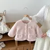Abrigo para Niñas Otoño/Invierno 2026 Estilo Nuevo Forro Polar para Bebé Felpa Dulce Parte Superior Conjunto Cálido de Invierno para Niños de Tres Piezas