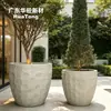 Maceta de cemento GRC vertical de ultra alta resistencia con un diseño alto y visualmente impactante, ideal para paisajismo de entradas en proyectos inmobiliarios