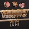 Joyería Popular para Piercing de Oreja en AliExpress Pendientes de Circonita 26 Letras Inglesas Hebilla de Oreja Pendientes Creativos
