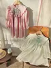 Ropa infantil estilo coreano, dulce vestido de niña con bordado floral, colección otoño 2026, vestido infantil de manga larga con volantes y lazo