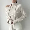 Elegante blusa satinada ajustada con escote halter Bardot y diseño de cinta, top sexy de manga larga Bardot para Primavera/Otoño 2026