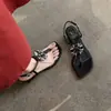 Sandálias de Uma Tira Florais com Pedras Strass e Pedras Preciosas para Banquete, Novas Sandálias de Cetim com Bico Quadrado e Salto Médio Grosso que Combinam com Vestidos
