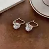 Pendientes de botón redondos de circón en forma de corazón minimalistas de estilo francés con un diseño único, sensación vintage, lujo ligero y elegancia sofisticada