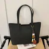 Bolso tote grande moderno y elegante para mujer, perfecto para el comercio internacional, con un diseño minimalista, textura de alta calidad y funcionalidad versátil. Es un bolso de hombro o se puede llevar debajo del brazo.