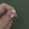 Brinco feminino de luxo leve e fashion, trevo de quatro folhas vazado com diamantes, estilo rede social, vento frio, parafuso, brincos versáteis