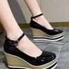Saltos Anabela de Couro Envernizado para Mulheres 2026 Novo Estilo Elegante Bico Redondo Aumentador de Altura Primavera Sapatos Rasos de Uma Sola com Tira Única