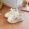 Sapatos Brancos Pequenos Confortáveis com Solado Macio para Meninas 2026 Nova Coleção Primavera/Outono Moda Infantil Versátil Tênis Esportivos Tênis de Skate com Estampa Floral