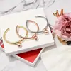 [18] fornecimento de joias AliExpress nacional e estrangeiro atmosfera simples abertura em forma de C torção pulseira de pérola champanhe