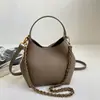 Bolsa de mão com textura de tendência transfronteiriça, bolsa tipo balde, bolsa feminina, novo verão 2026, cor sólida, corrente, bolsa de ombro único, bolsa tiracolo mãe-filho