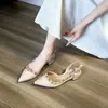 Mules de Bico Fino com Recorte Lateral Costas Abertas Salto Bloco Bico Fechado Couro Patente Plano Salto Baixo Tachado Celebridade da Internet Cor Nude Sandálias Femininas Verão
