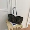 Nova bolsa tote retrô de nicho 2026 simples casual moda para o dia a dia bolsa de ombro de grande capacidade para mulheres