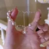 Pulsera de Perlas de Imitación Color Rosa Manta Estilo Francés Planeta para Mujer, Cadena de Broche Exquisita de Nicho de Lujo Ligero Accesorio de Mano