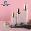 Botellas de set de productos de cuidado de la piel de alta gama en color blanco nacarado en stock, botellas de spray octogonales de plástico de 30-120 ml, frascos de crema de 30 g 50 g