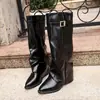 Moda de ponta, uma bota da moda indispensável para mulheres estilosas!