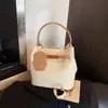 Bolso cruzado de un solo hombro casual de moda con textura simple, bolso de personalidad de estilo nuevo, bolso tipo cubo para mujer, tendencia de invierno 2026