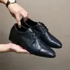 Tamanho grande transfronteiriço 40-50 masculinos casual de negócios primavera e outono novo estilo padrão gota d'água branco e prata moda sapatos de couro para homens