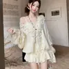 Suéter feminino de crochê vazado com manga sino estilo delicado 2026 outono novo com decote V e cordão, senso de design, top de tricô