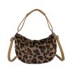 Bolso de hombro de felpa de alta calidad para mujer, nuevo, único, estampado de leopardo, para socialité, tipo dumpling para debajo del brazo, versátil, cruzado, bolso de media luna