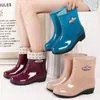Botas de lluvia para mujer de media pantorrilla suela gruesa resistentes al desgaste antideslizantes zapatos de agua para mujer adulta zapatos de agua para cocina zapatos de goma de algodón tubo corto