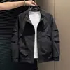 Chaqueta de Hombre Nueva Estilo Simple para Viajar al Trabajo Diario Versátil de Marca de Moda Tendencia Logo Bordado Pequeña Decoración Manga Larga