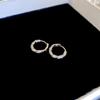 Aretes Simples Metálicos de Círculo Torcido de Zircón Chapado en Oro Real Nicho Elegante de Alto Grado Aretes Geométricos para Mujer