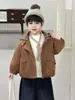 Chaqueta con capucha de terciopelo para niño Tallas Grandes Otoño Invierno 2026 Nueva Elegante Chaqueta de Cuero Gruesa de Invierno para Bebé con Piel Integrada