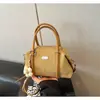 Bolsa Boston de Couro Estilo Coreano Transfronteiriça para Mulheres, Bolsa de Ombro Transversal Moderna e Elegante, Bolsa Saco de Alta Qualidade para o Dia a Dia