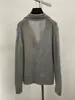 Suéter gola alta de cashmere cinza para mulheres, estilo vintage, estética "old money", perfeito para outono e inverno, oferecendo um visual descontraído, sofisticado e elegante, com decote em V e tricô de mohair.