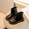 Botas curtas para meninas, nova coleção de outono 2026, botas de couro versáteis para meninas pequenas, modernas e fáceis de combinar, botas antiderrapantes para bebês, coturnos infantis