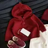 Ropa infantil coreana 2026 otoño nueva colección suéter con capucha rojo dopamina lindo y pantalones rectos para niños y niñas