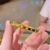 Suministro Directo de Fábrica, Una Elección de Riqueza, Pulsera de Trébol de Cuatro Hojas, Transmitiendo Bendiciones Propicias y Hermosas, Pulsera de Aleación de Moda Push-Pull