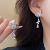 Pendientes de botón de camelia simulada de aguja de plata Pendientes elegantes retro franceses Moda distintiva Pendientes versátiles Sentido de nicho de alta gama