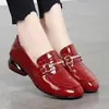 Sapatos femininos de bico quadrado e salto grosso, novo modelo outono 2026, sapatos pequenos de couro confortáveis estilo britânico, sapatos femininos elegantes de verniz com salto médio