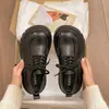 Sapatos Femininos Pequenos de Couro com Cadarço Preto 2026 Outono/Inverno Novos Sola Grossa Aumenta Altura Estilo Britânico Sapatos de Salto Loafers Versáteis Retrô