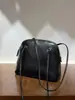 Bolsa feminina de couro de ovelha, bolsa de ombro, design minimalista e único, bolsa em formato de concha, bolsa transversal moderna e versátil, bolsa pequena, adequada para vendas transfronteiriças